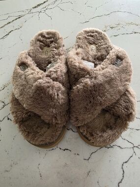 UGG Cozy Cross-Strap Sheepskin Slippers in Chestnut, Size 8